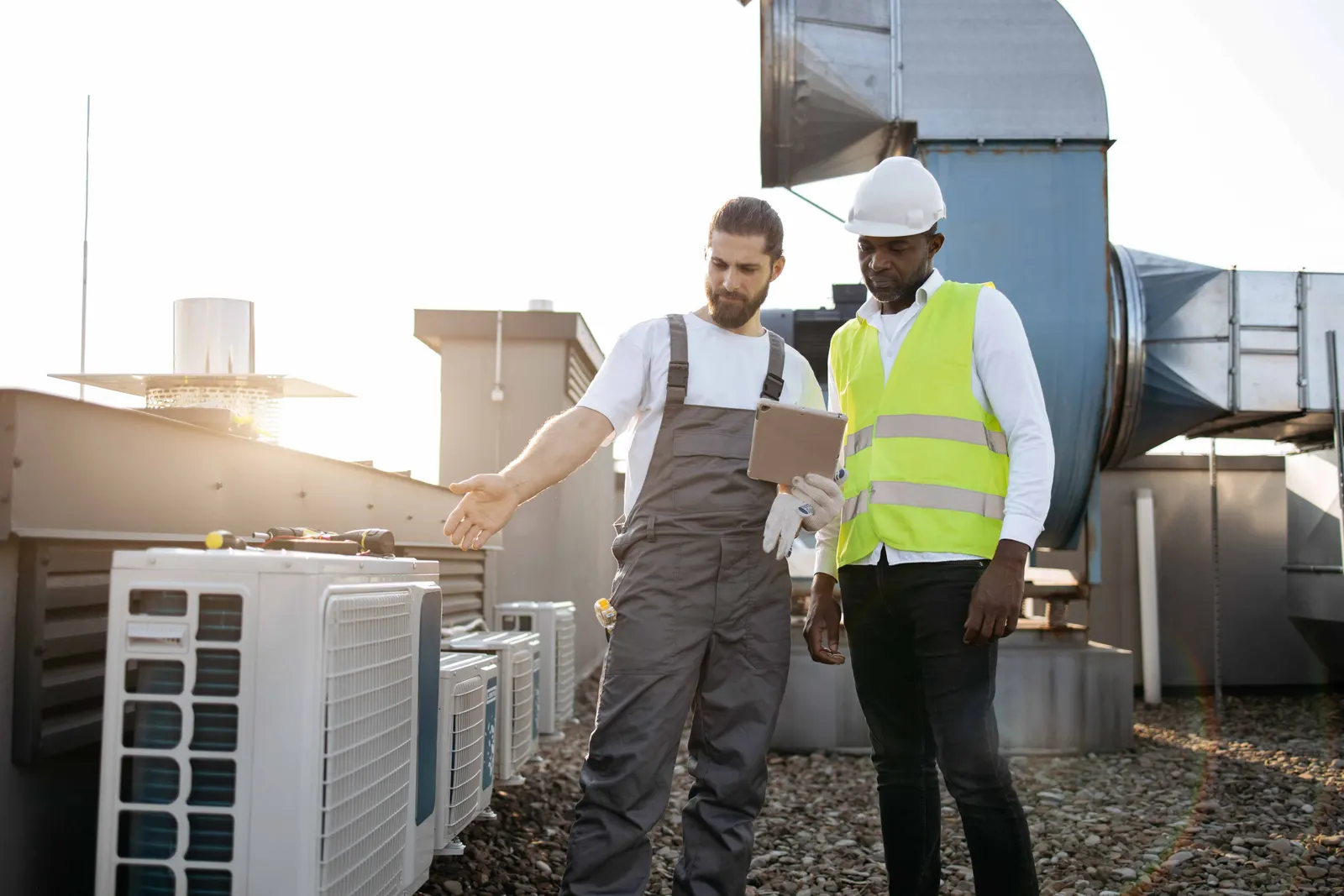 Équipe technique EMICA inspectant des installations CVC en toiture