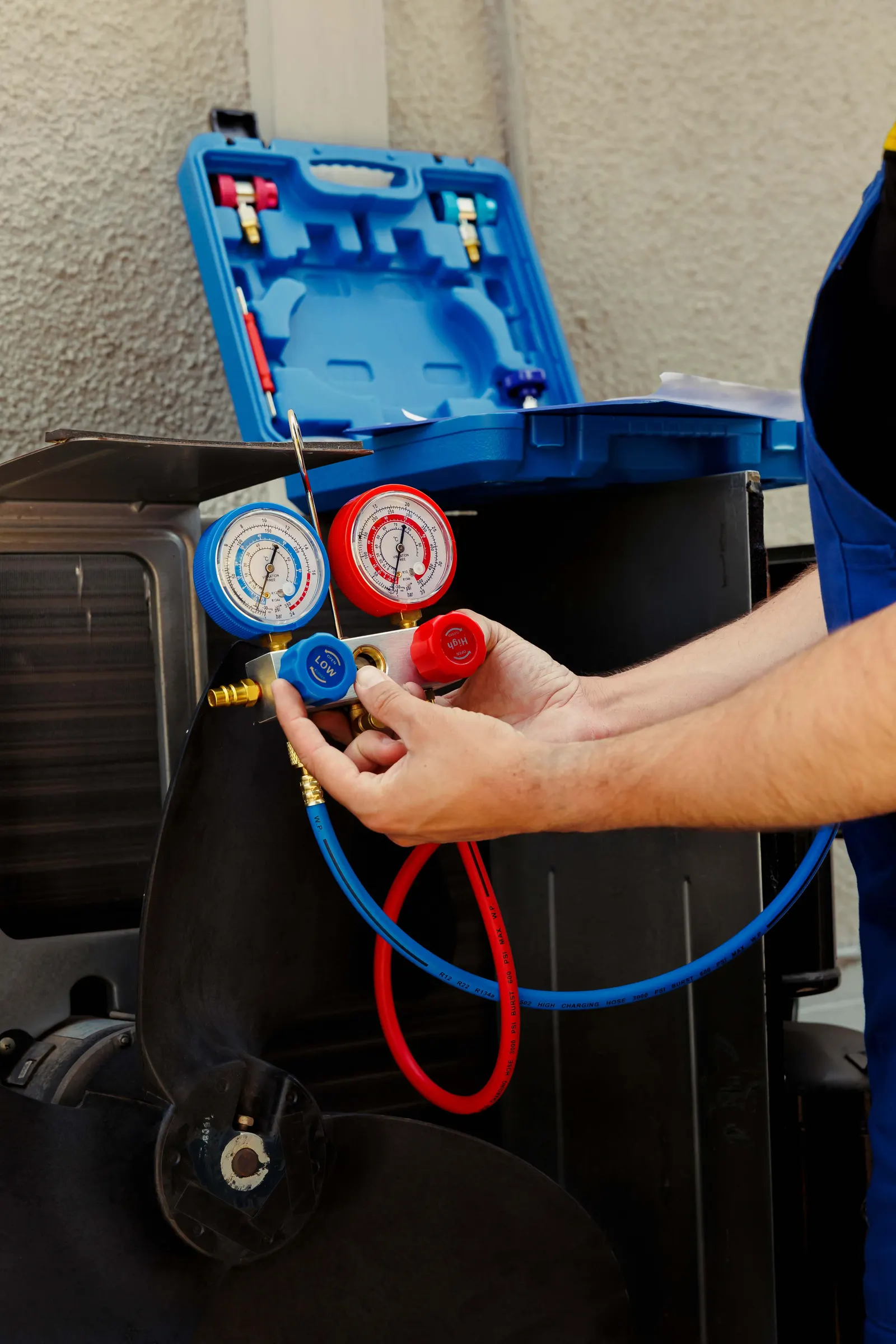 Contrôle frigorifique réalisé par un technicien de maintenance EMICA