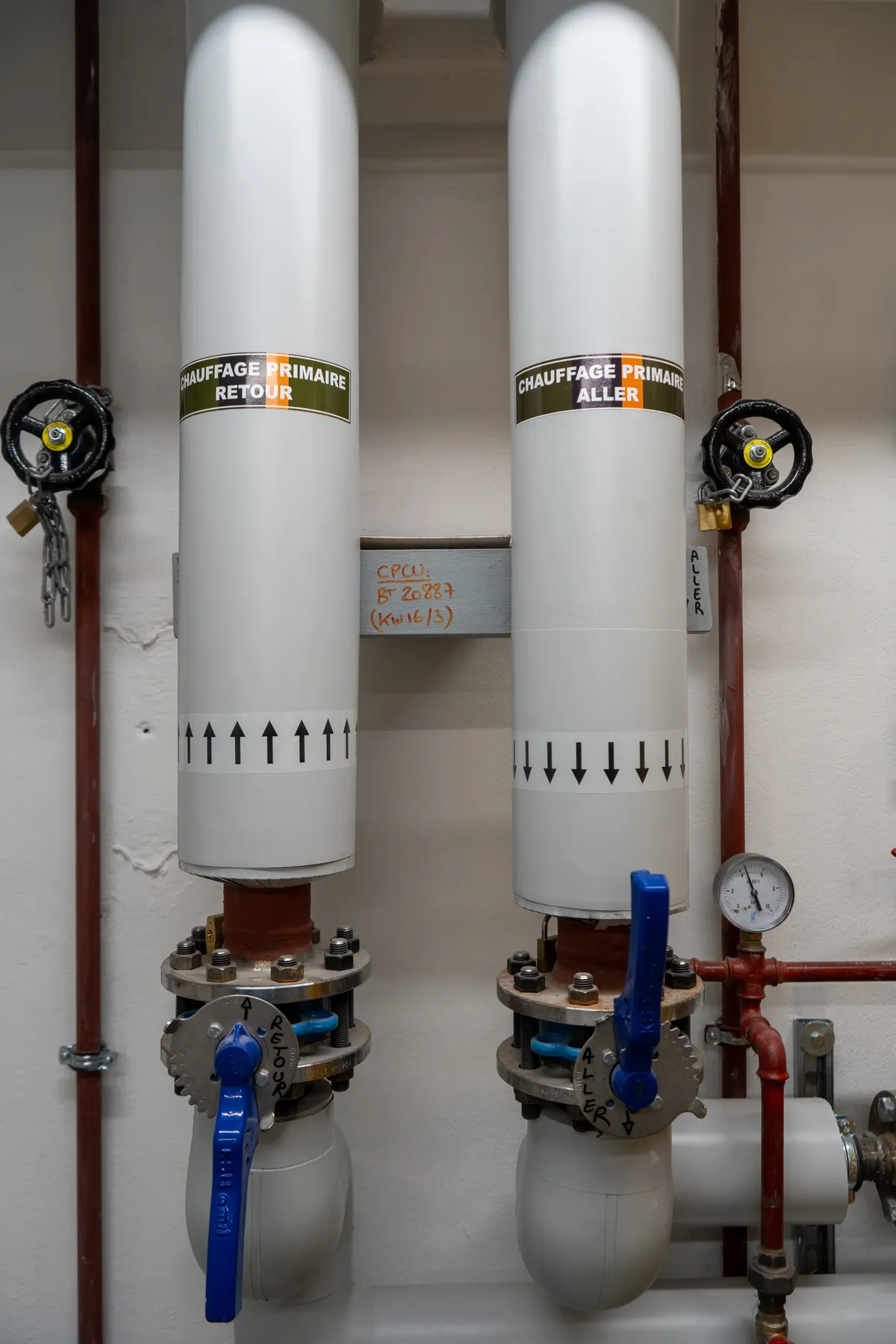 Colonne de distribution et vannes d’une sous-station EMICA