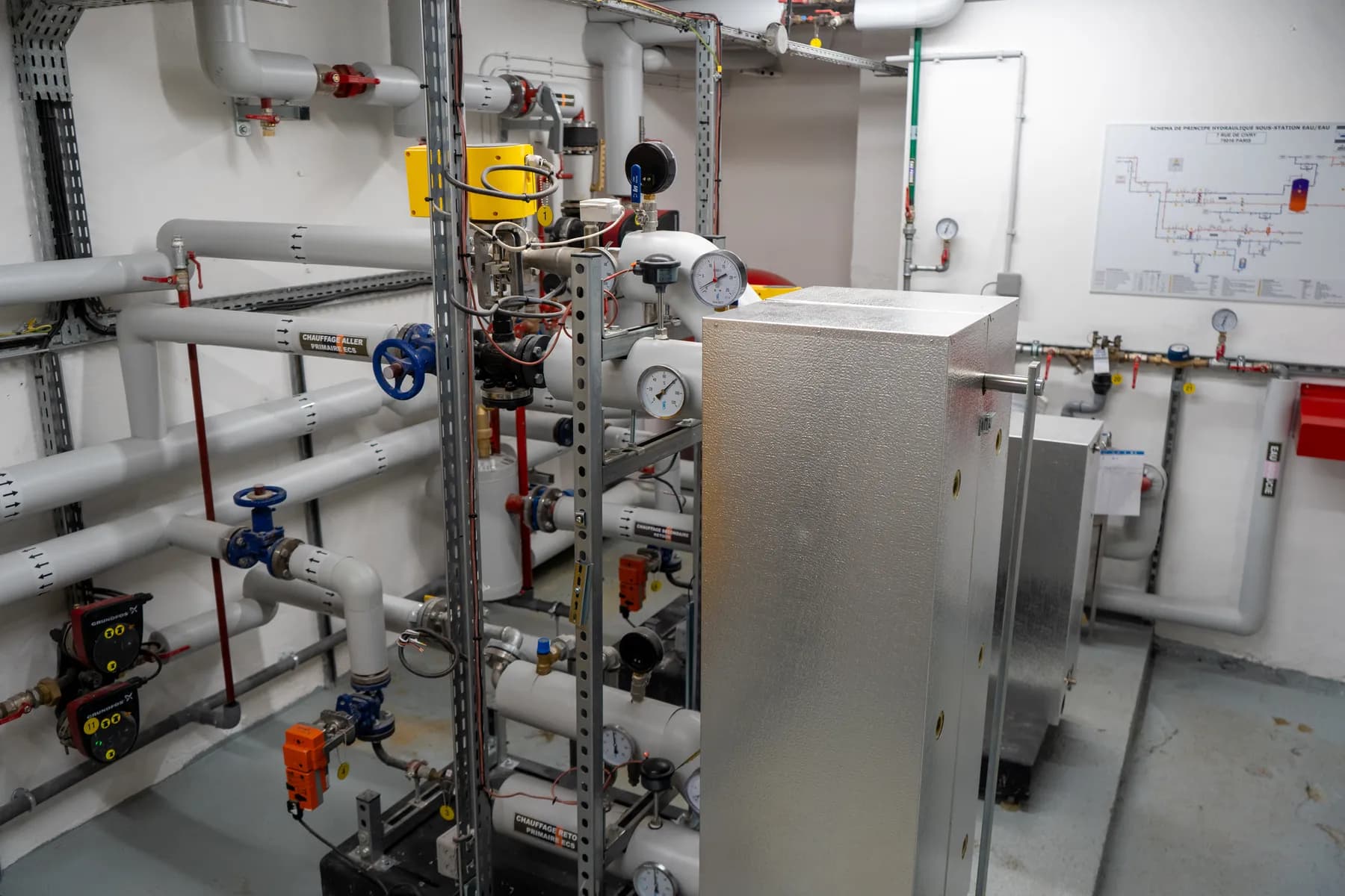Vue d’ensemble d’une chaufferie collective mise en service par EMICA